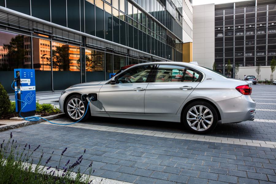  BMW 330e (F30) 2016 года  (WW) (фото 30 из 40)
